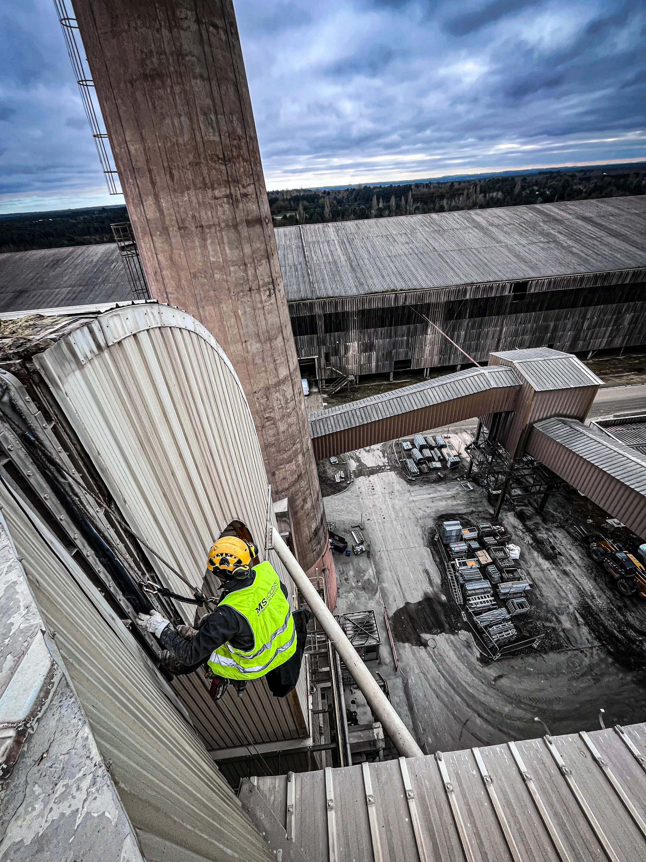 Intervention de cordistes MS Access pour diviser pour mieux régner chez SH INDUSTRIE à Bussac-Forêt (industrie) – 4